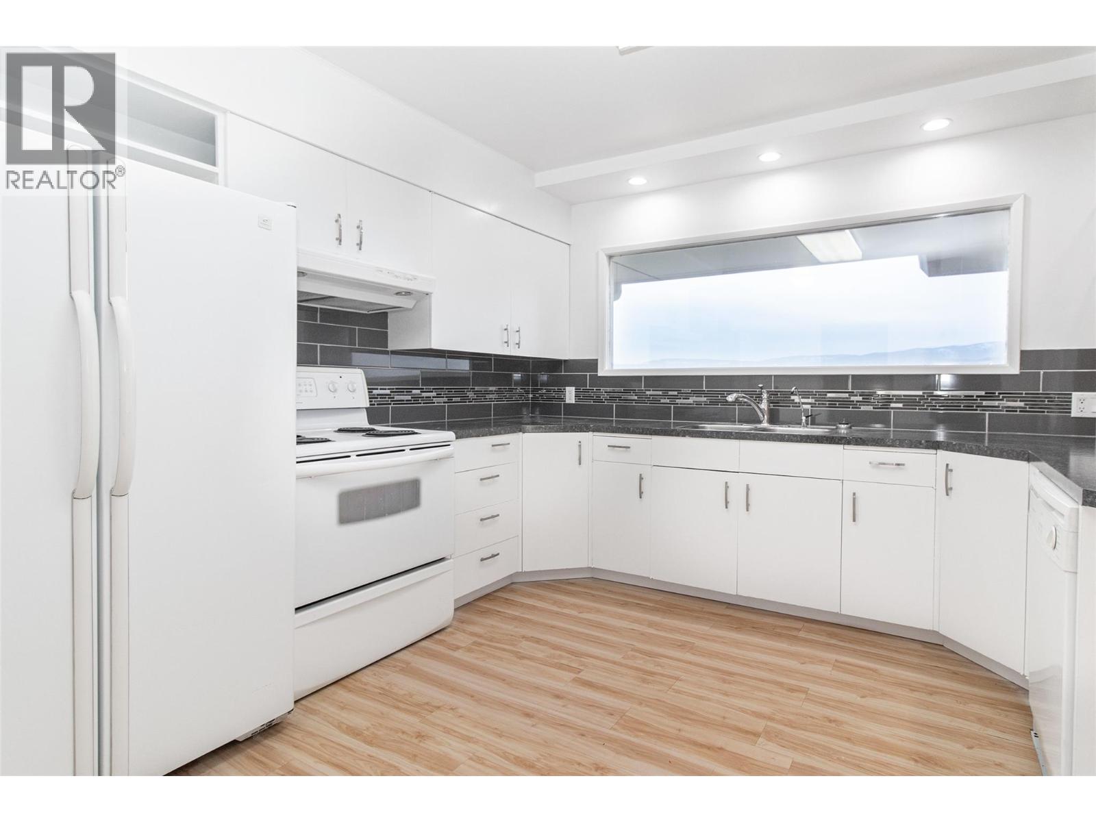 4829 Lakeshore Road, Kelowna, British Columbia  V1W 4H6 - Photo 3 - 10372995