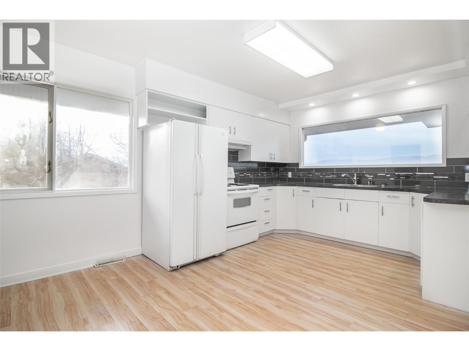 4829 Lakeshore Road, Kelowna, British Columbia  V1W 4H6 - Photo 2 - 10372995