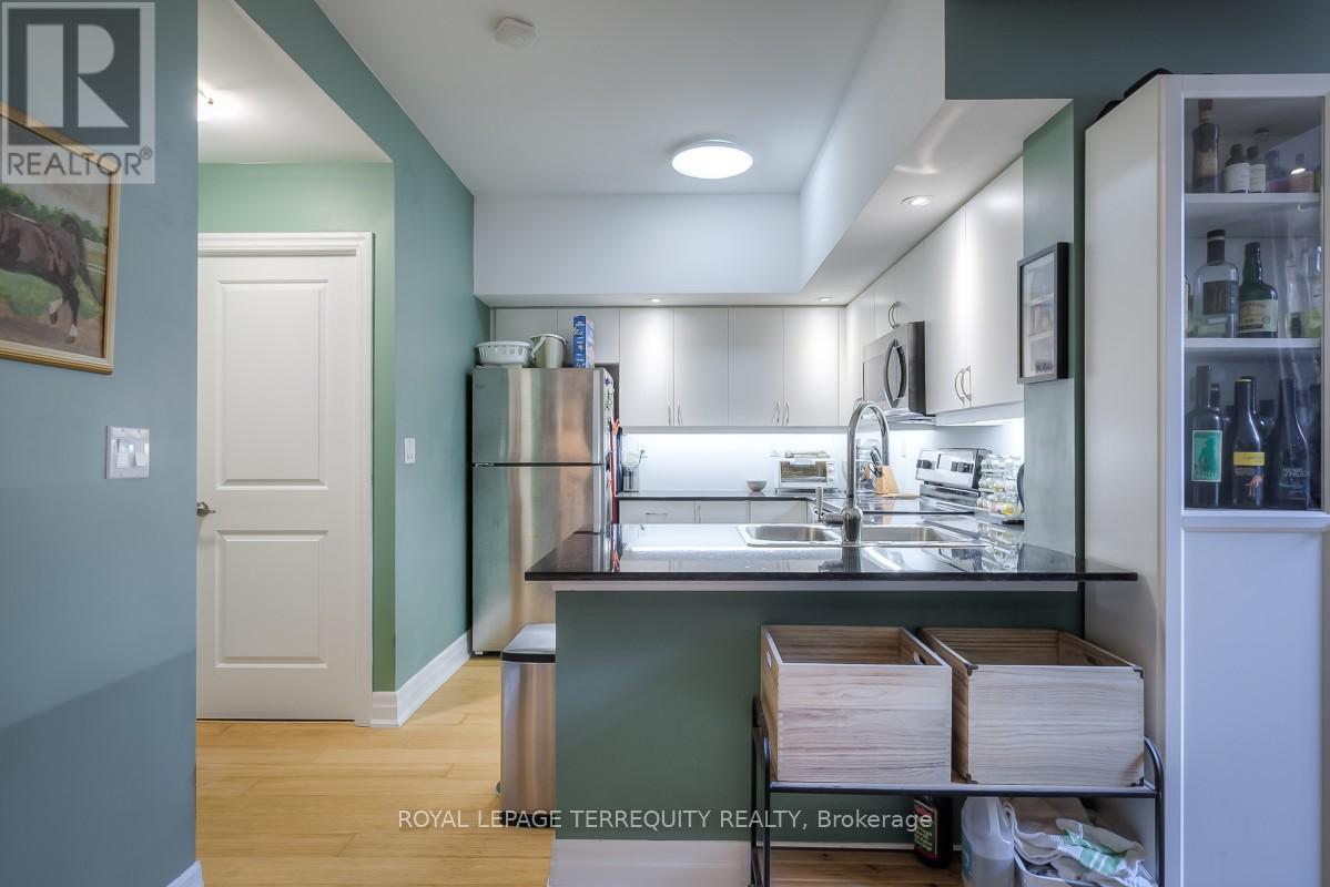 401 - 47 Macaulay Avenue, Toronto, Ontario  M6P 3P5 - Photo 7 - W12704012