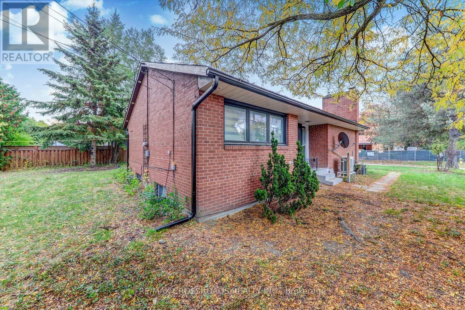 2 Tangmere Road, Toronto, Ontario  M3B 2N1 - Photo 2 - C12704538