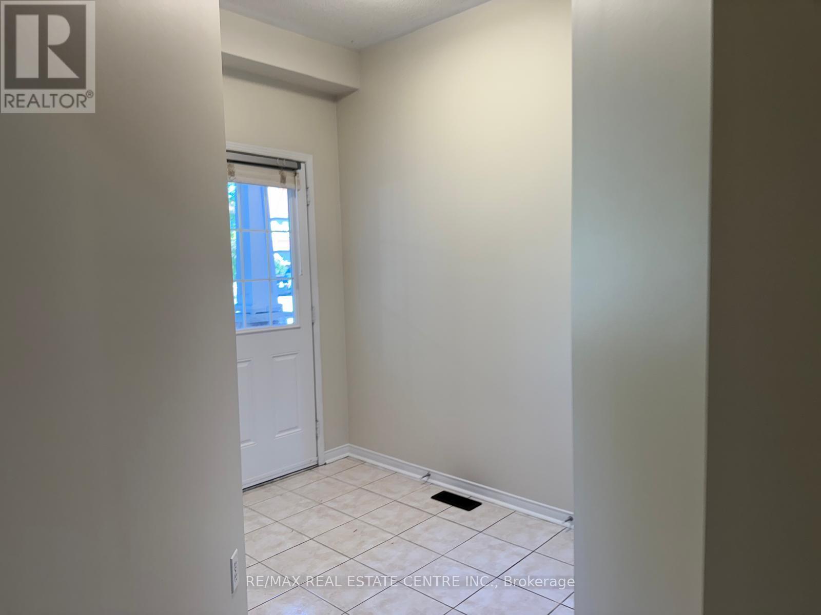 478 Huntington Ridge Drive, Mississauga, Ontario  L5R 0A9 - Photo 3 - W12704612