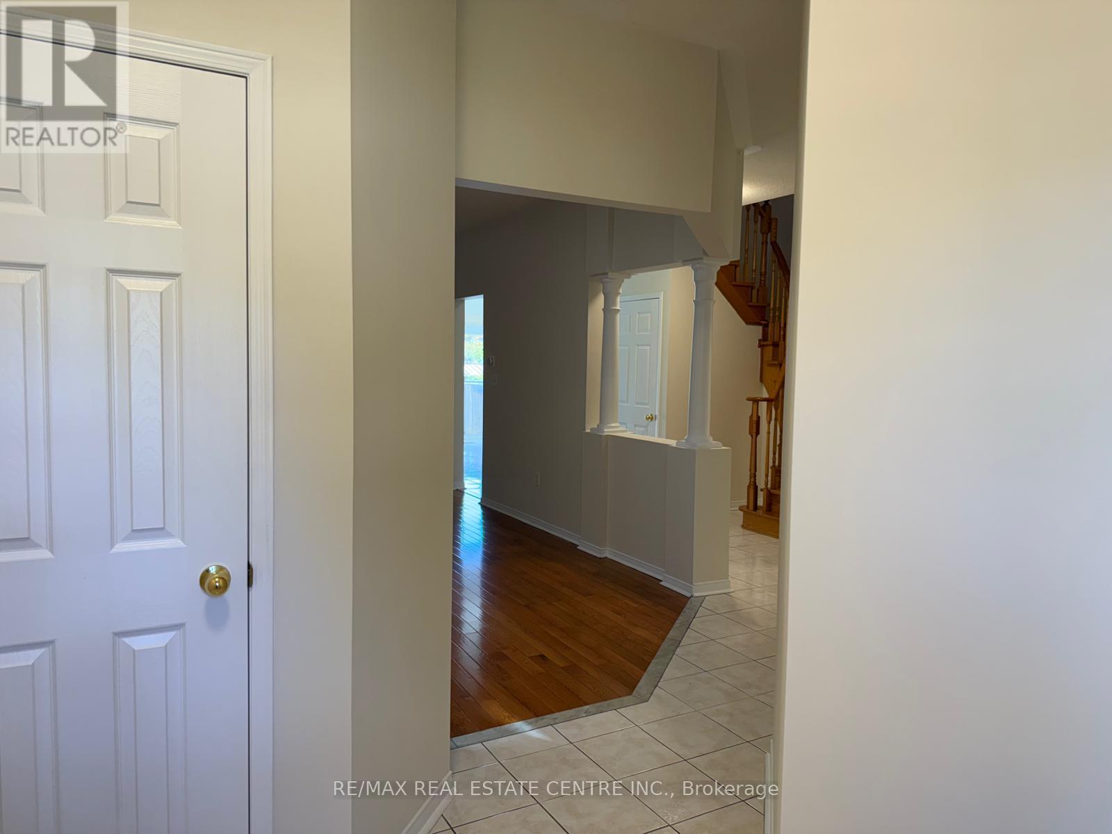 478 Huntington Ridge Drive, Mississauga, Ontario  L5R 0A9 - Photo 4 - W12704612