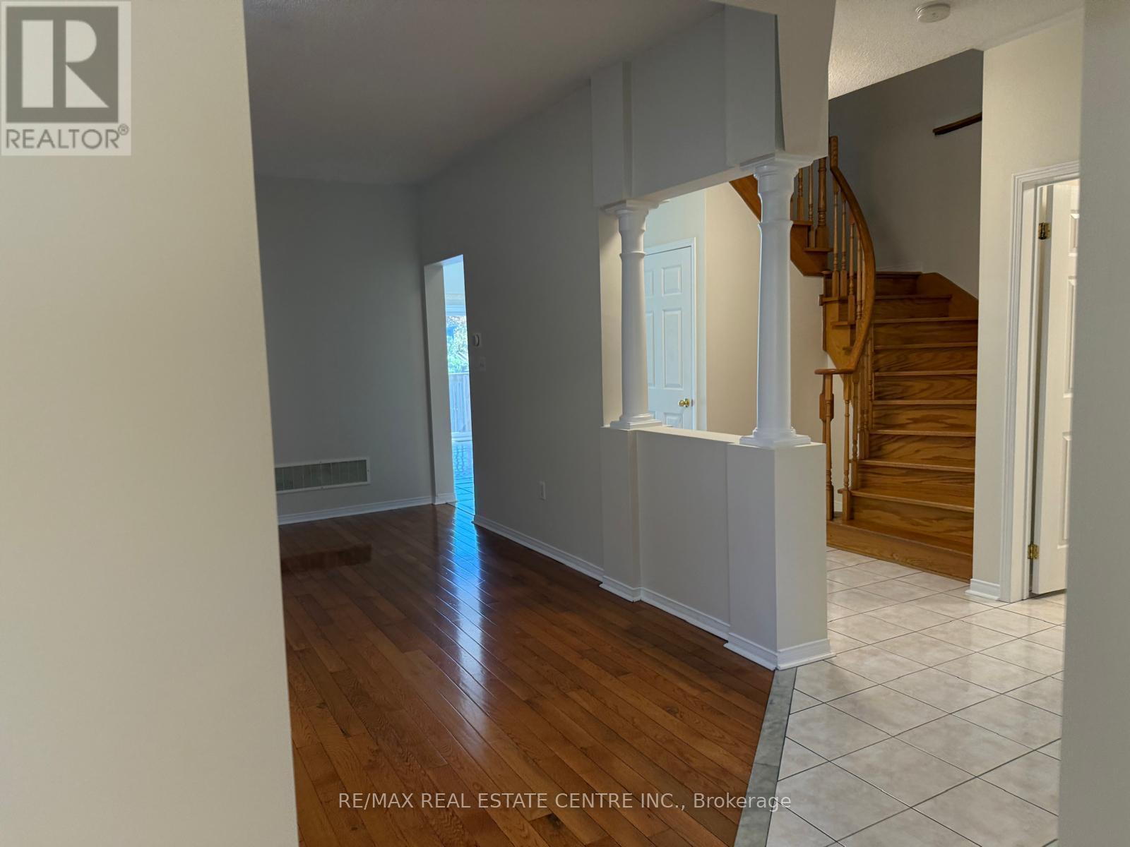 478 Huntington Ridge Drive, Mississauga, Ontario  L5R 0A9 - Photo 5 - W12704612