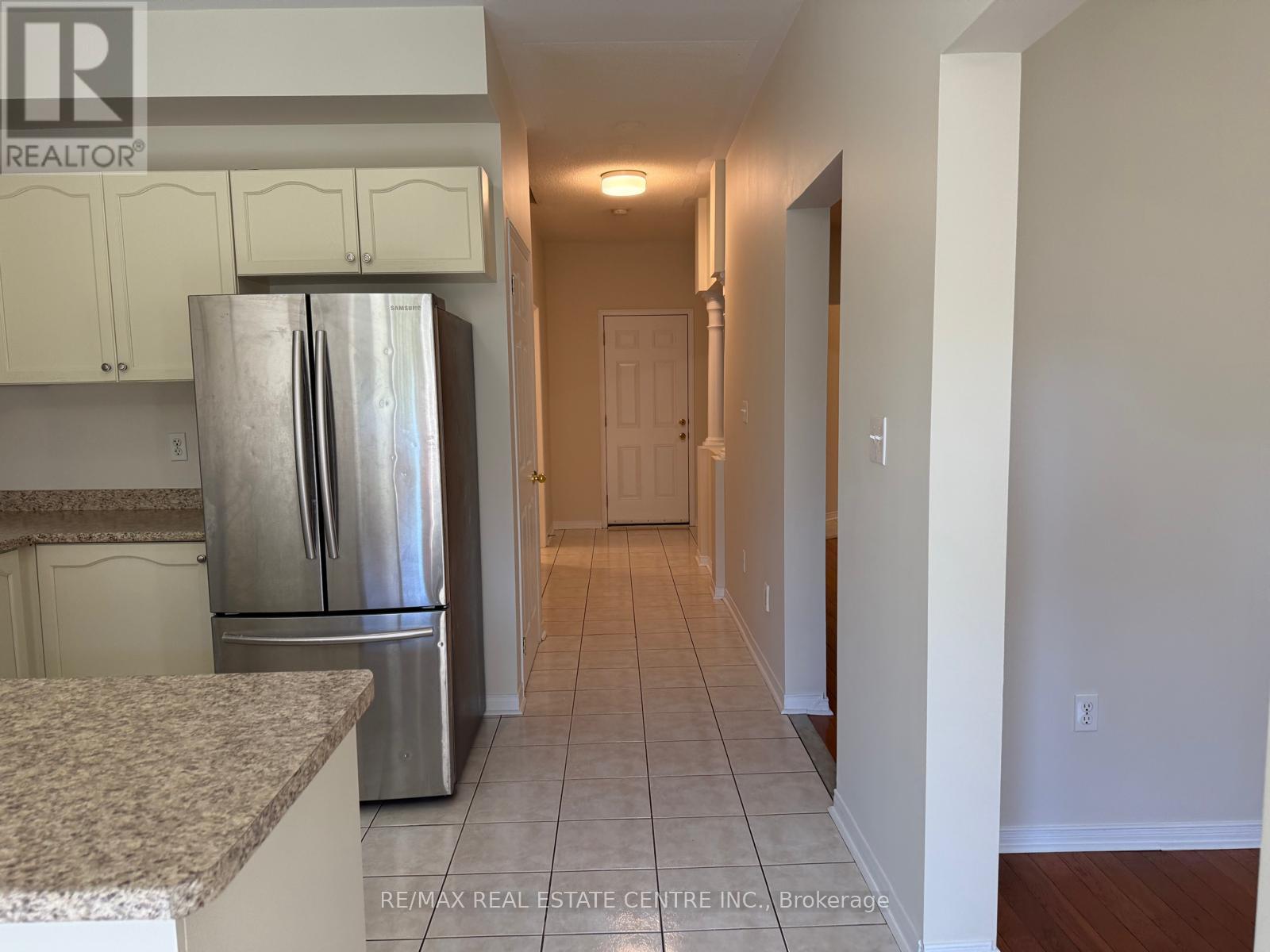 478 Huntington Ridge Drive, Mississauga, Ontario  L5R 0A9 - Photo 8 - W12704612