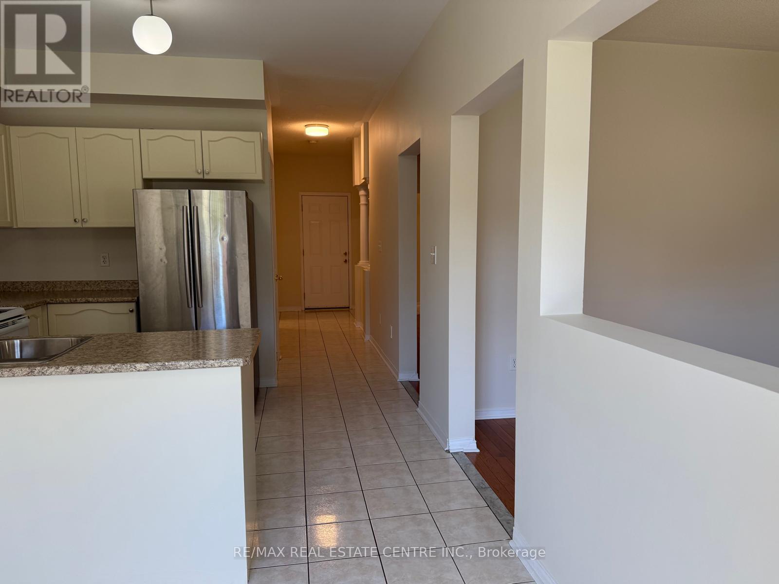 478 Huntington Ridge Drive, Mississauga, Ontario  L5R 0A9 - Photo 9 - W12704612