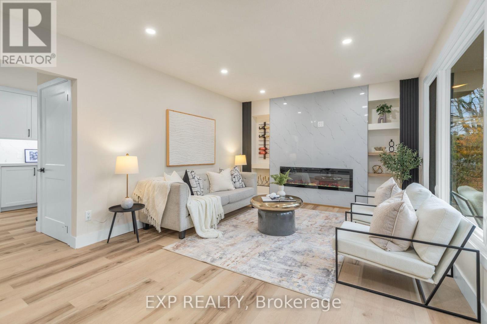 239 Commissioners Road W, London South, Ontario  N6J 1Y2 - Photo 2 - X12704770