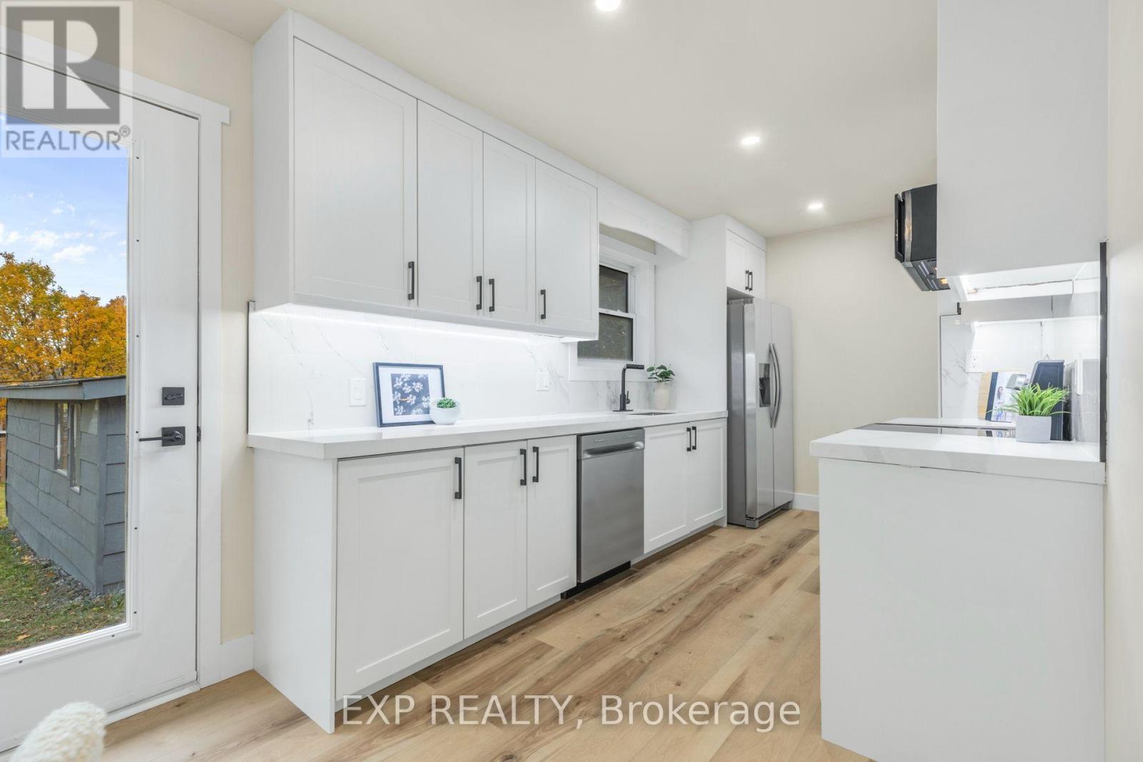 239 Commissioners Road W, London South, Ontario  N6J 1Y2 - Photo 7 - X12704770