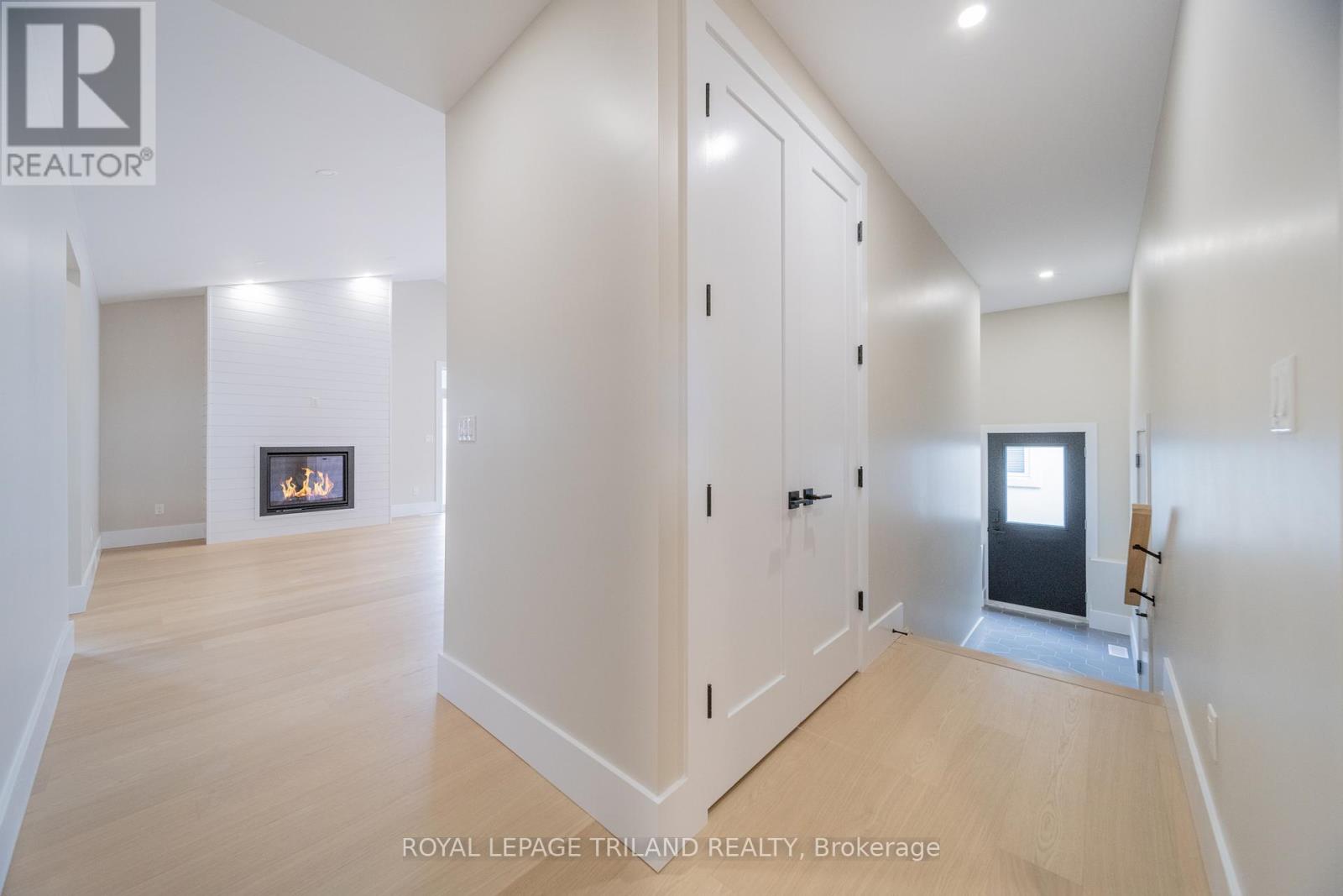 24 Brooklawn Drive, Lambton Shores, Ontario  N0M 1T0 - Photo 10 - X12704790