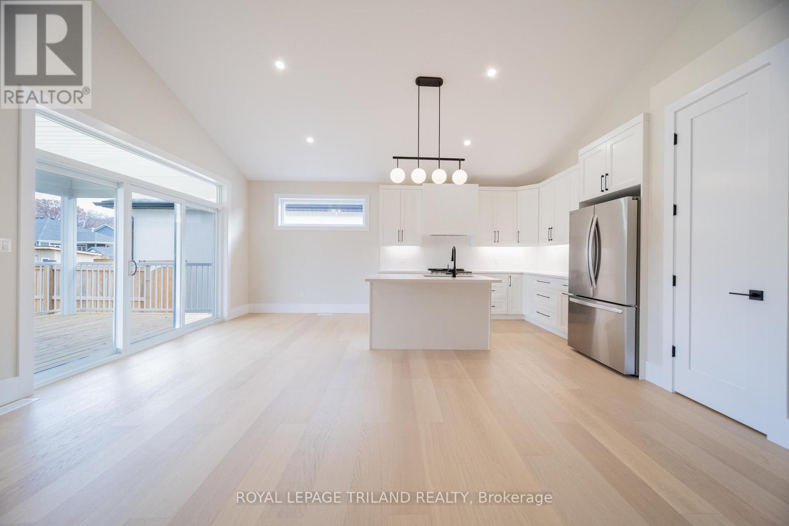 24 Brooklawn Drive, Lambton Shores, Ontario  N0M 1T0 - Photo 11 - X12704790