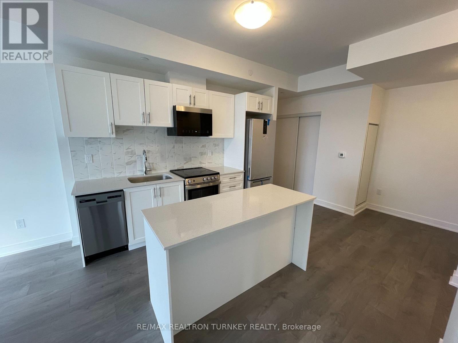 1001 - 705 Davis Drive, Newmarket, Ontario  L3Y 2R2 - Photo 2 - N12704512