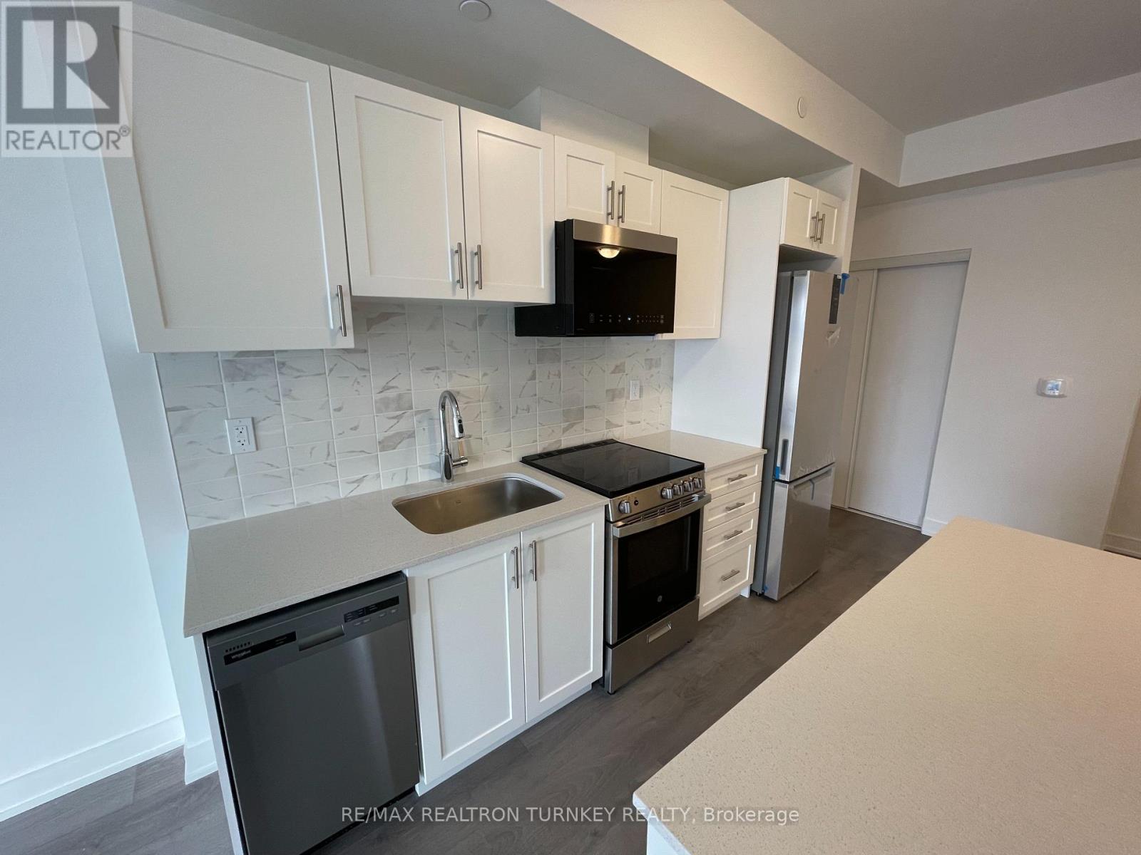 1001 - 705 Davis Drive, Newmarket, Ontario  L3Y 2R2 - Photo 4 - N12704512