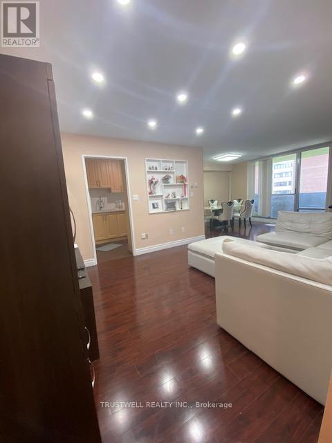 519 - 1 Massey Square, Toronto, Ontario  M4C 5L4 - Photo 2 - E12704798