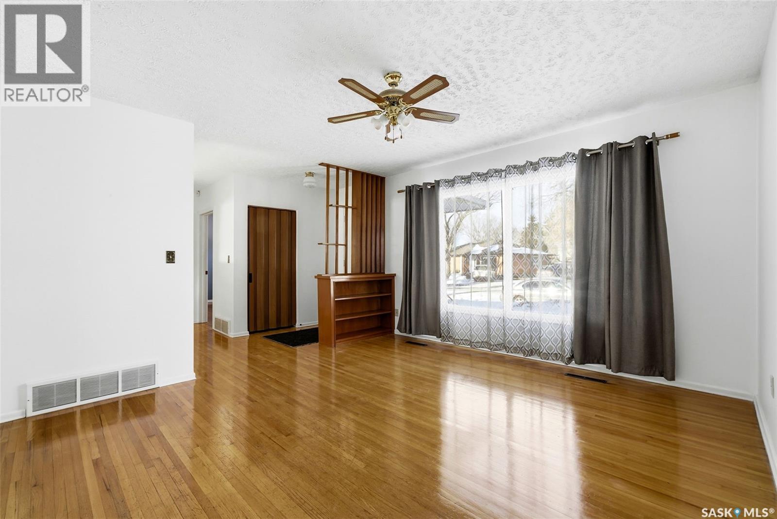 3213 Patricia Avenue, Regina, Saskatchewan  S4R 3V8 - Photo 4 - SK026986