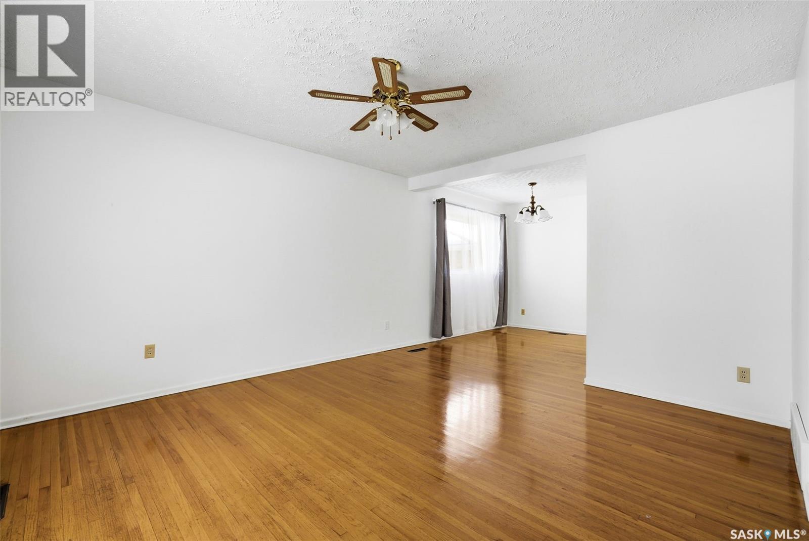 3213 Patricia Avenue, Regina, Saskatchewan  S4R 3V8 - Photo 5 - SK026986