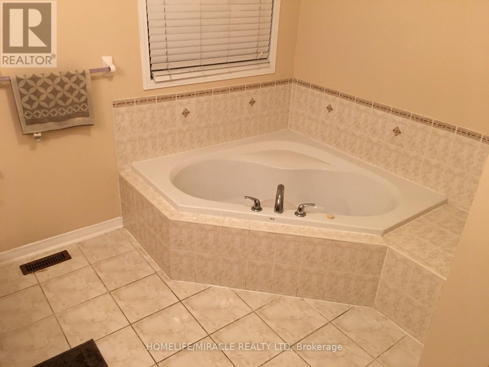 Upper - 78 Maddybeth Crescent, Brampton, Ontario  L6Y 5R8 - Photo 3 - W12704674