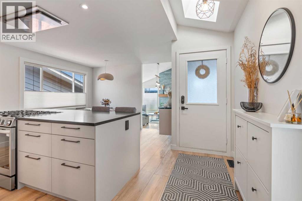 7132 36 Avenue Nw, Calgary, Alberta  T3B 1T8 - Photo 3 - A2279058