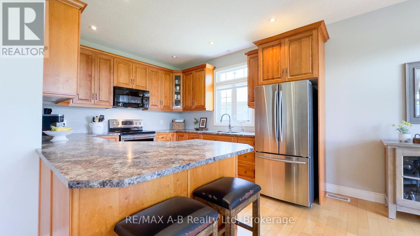 77 Guest Court, St. Marys, Ontario N4X 1E5 - Photo 10 - X12379702