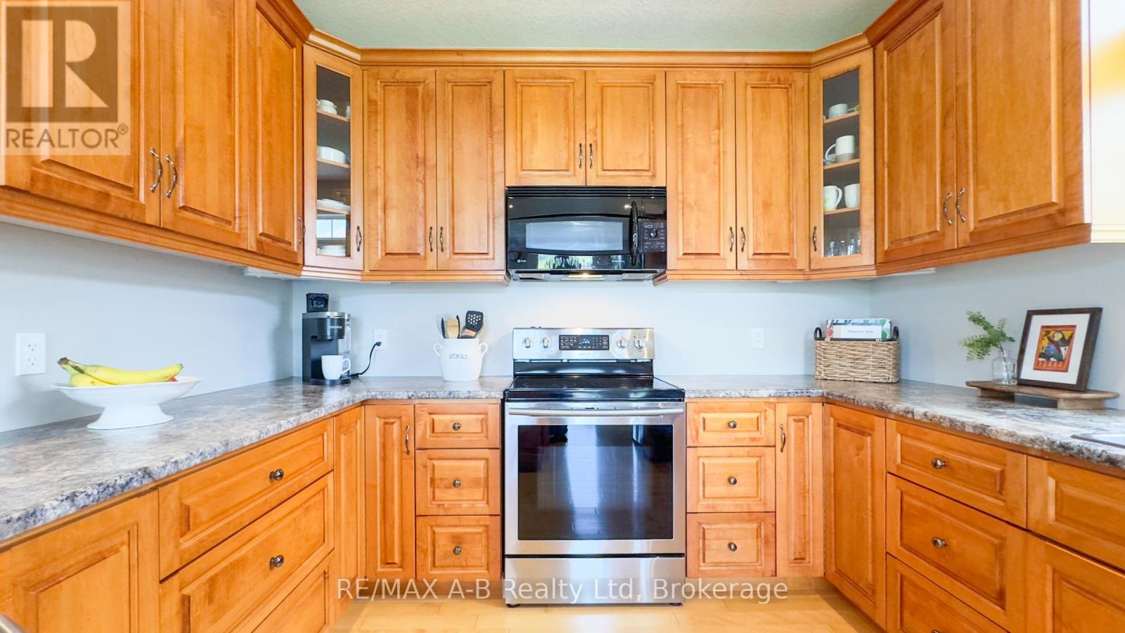 77 Guest Court, St. Marys, Ontario N4X 1E5 - Photo 12 - X12379702