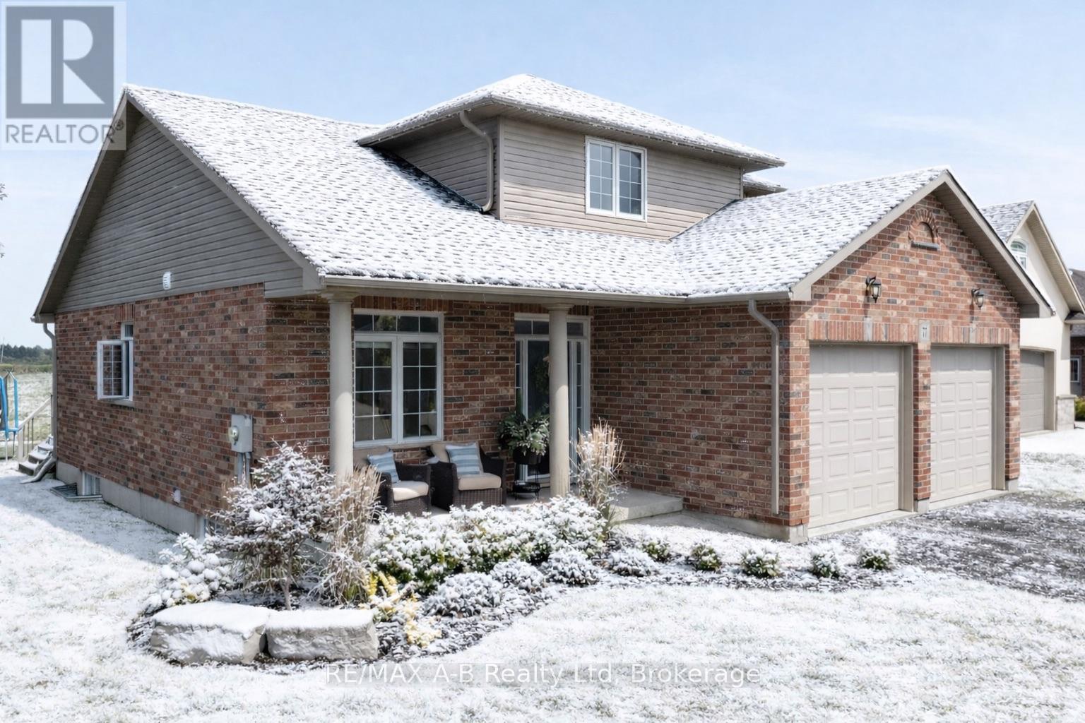 77 Guest Court, St. Marys, Ontario N4X 1E5 - Photo 2 - X12379702