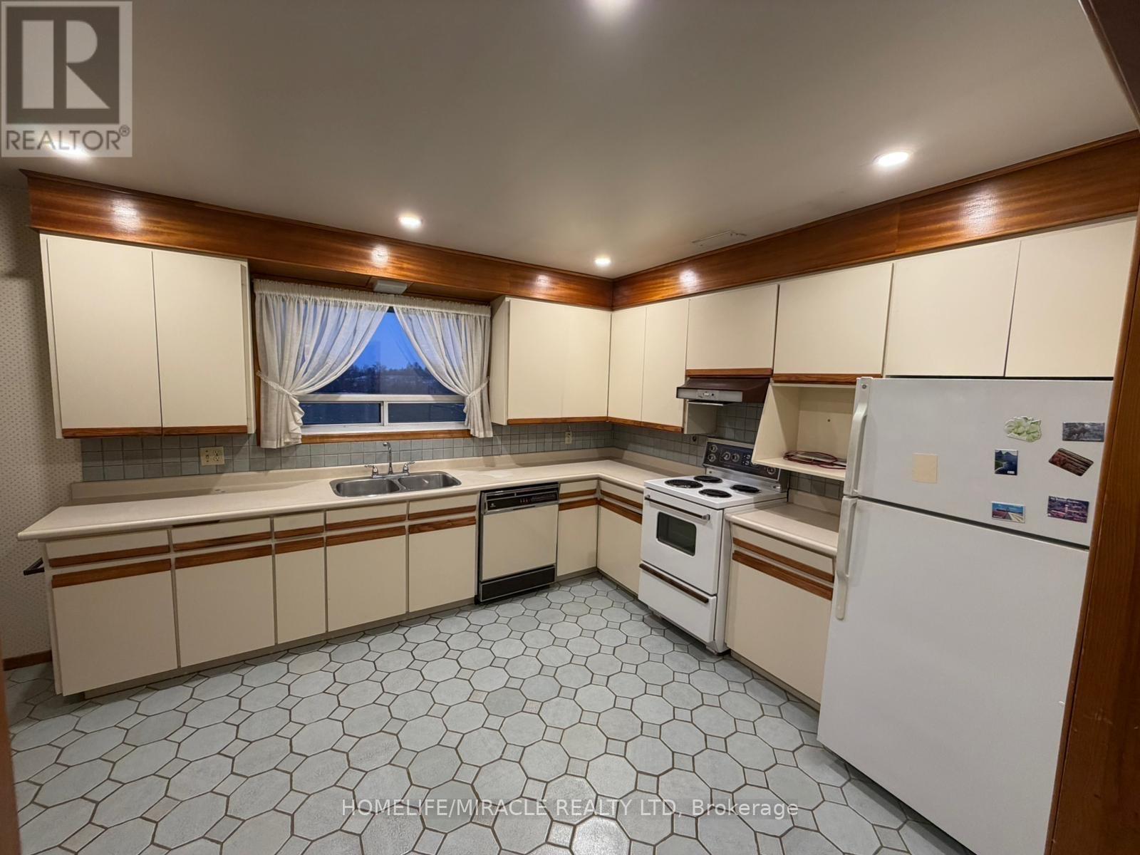 2637 Embleton Road, Brampton, Ontario  L6Y 0E8 - Photo 3 - W12704958