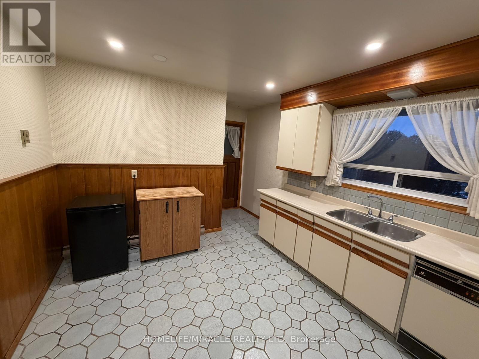 2637 Embleton Road, Brampton, Ontario  L6Y 0E8 - Photo 5 - W12704958