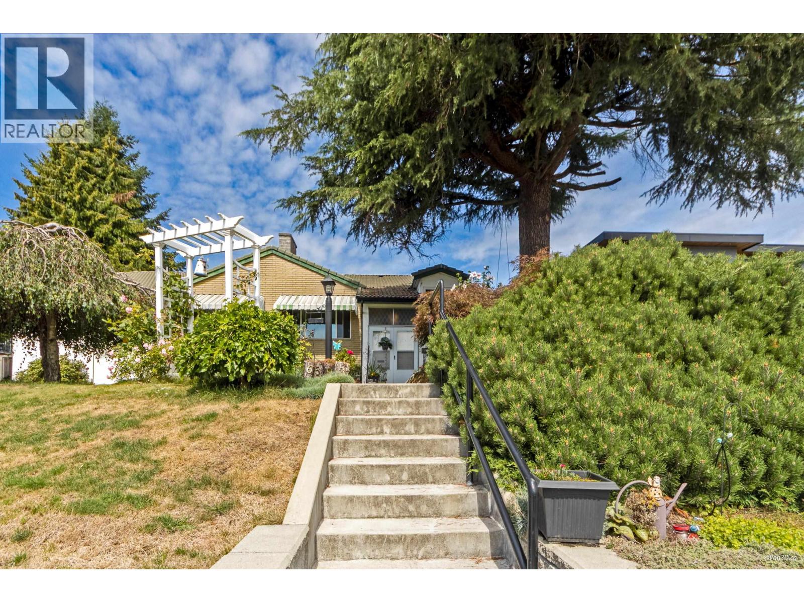 6593 Lochdale Street, Burnaby, British Columbia  V5B 2M7 - Photo 2 - R3080316