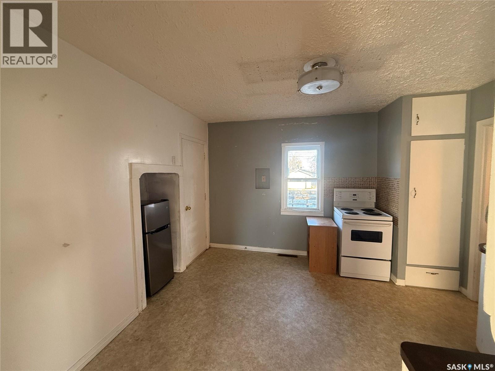 421 3rd Avenue E, Assiniboia, Saskatchewan  S0H 0B0 - Photo 3 - SK026970