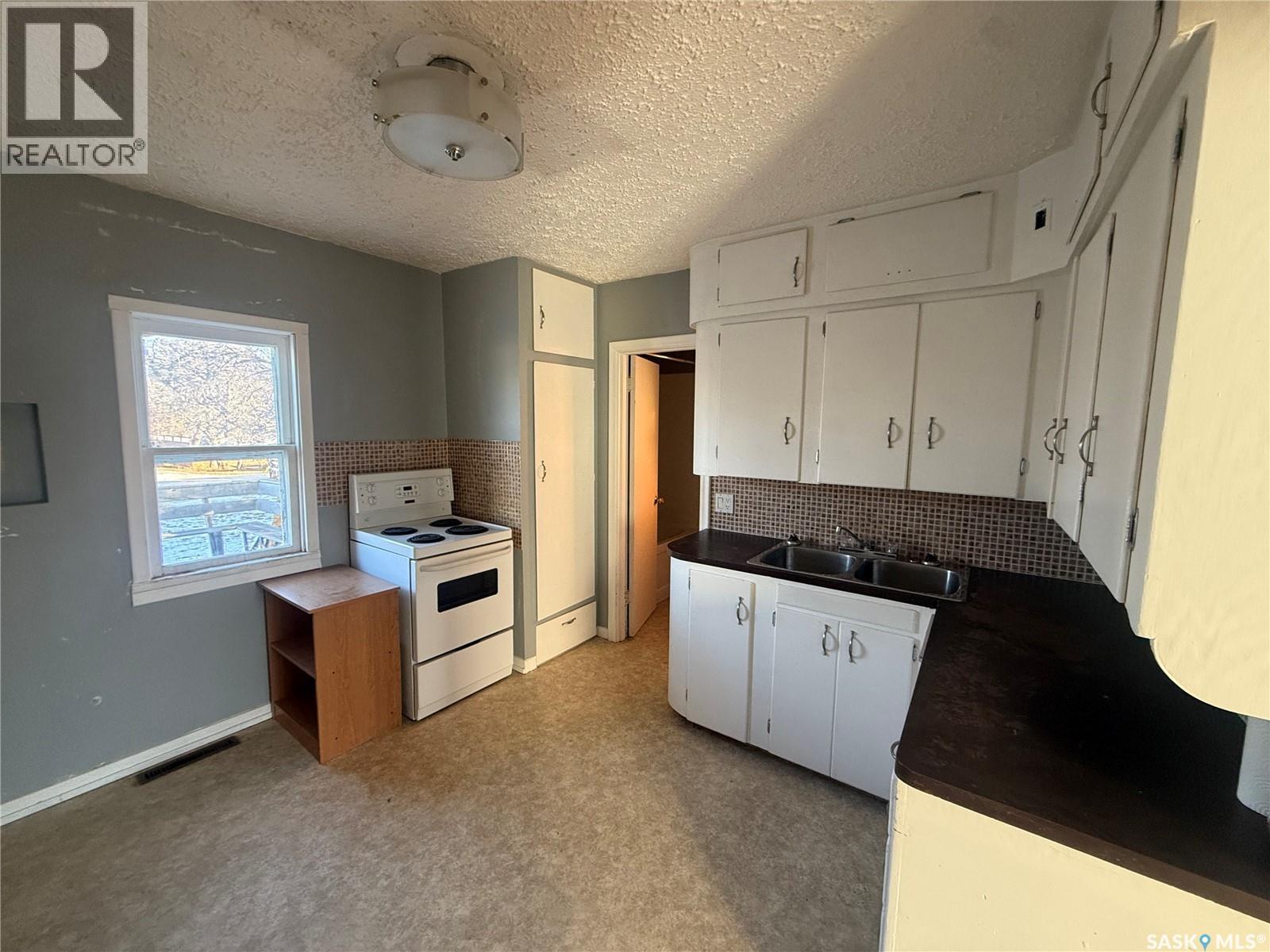 421 3rd Avenue E, Assiniboia, Saskatchewan  S0H 0B0 - Photo 4 - SK026970