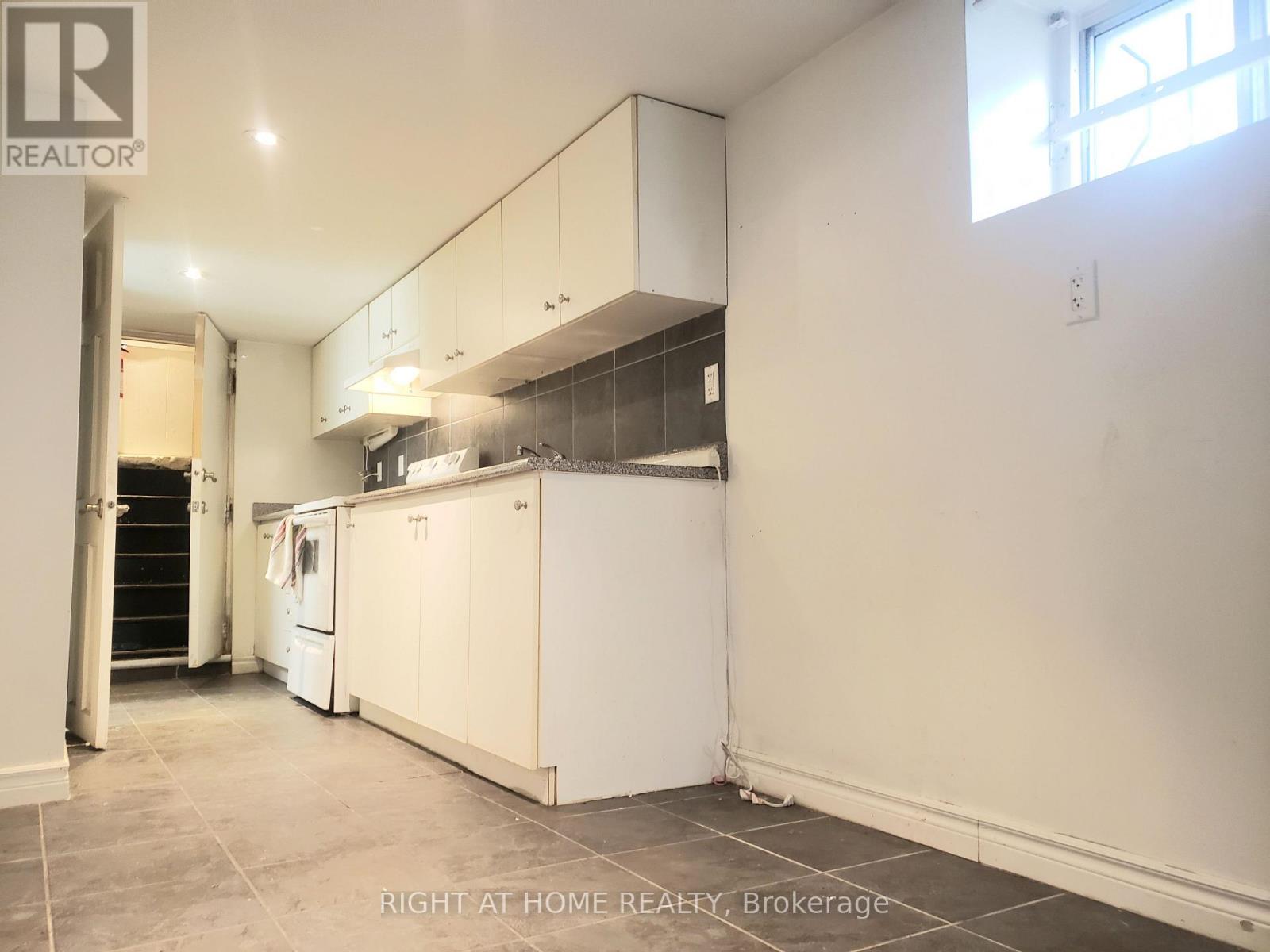 Lower - 23 Lumbervale Avenue, Toronto, Ontario  M6H 1C7 - Photo 2 - C12276104