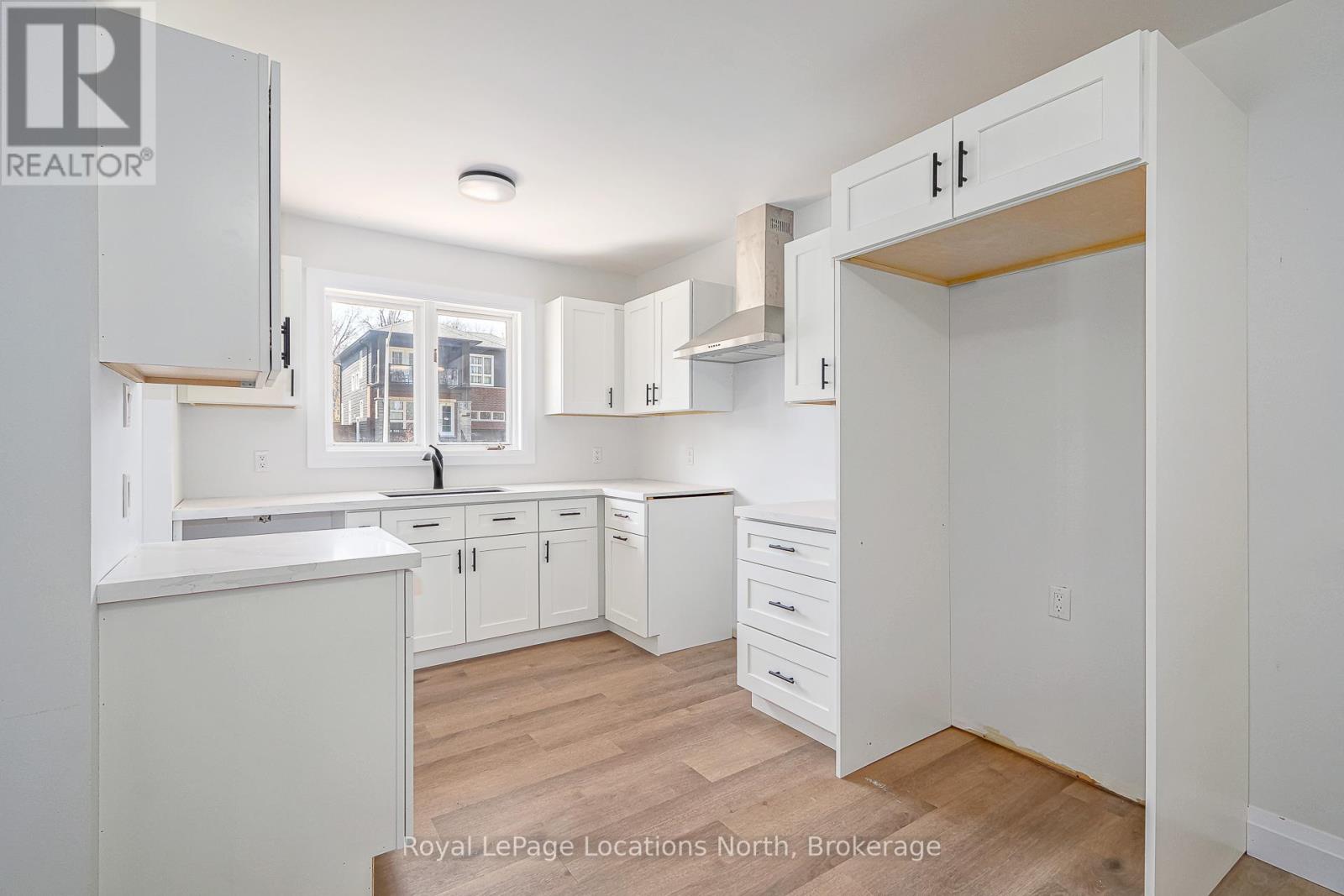 11 Lisbon Court, Wasaga Beach, Ontario  L9Z 1L2 - Photo 5 - S12705092