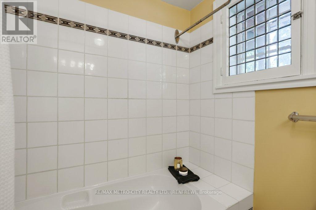 154 Quarry Avenue, Renfrew, Ontario  K7V 2W4 - Photo 9 - X12249024