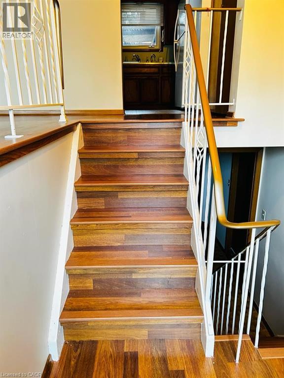 402 Lakeview Drive, Waterloo, Ontario  N2L 4Z6 - Photo 3 - 40799076