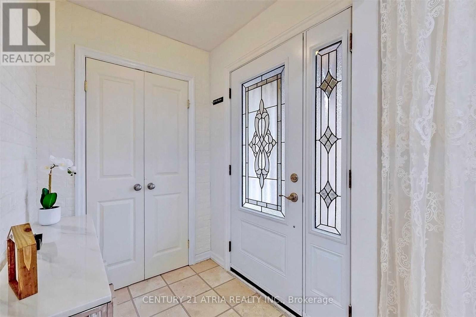 37 Springhead Gardens, Richmond Hill, Ontario  L4C 5C1 - Photo 2 - N12704962