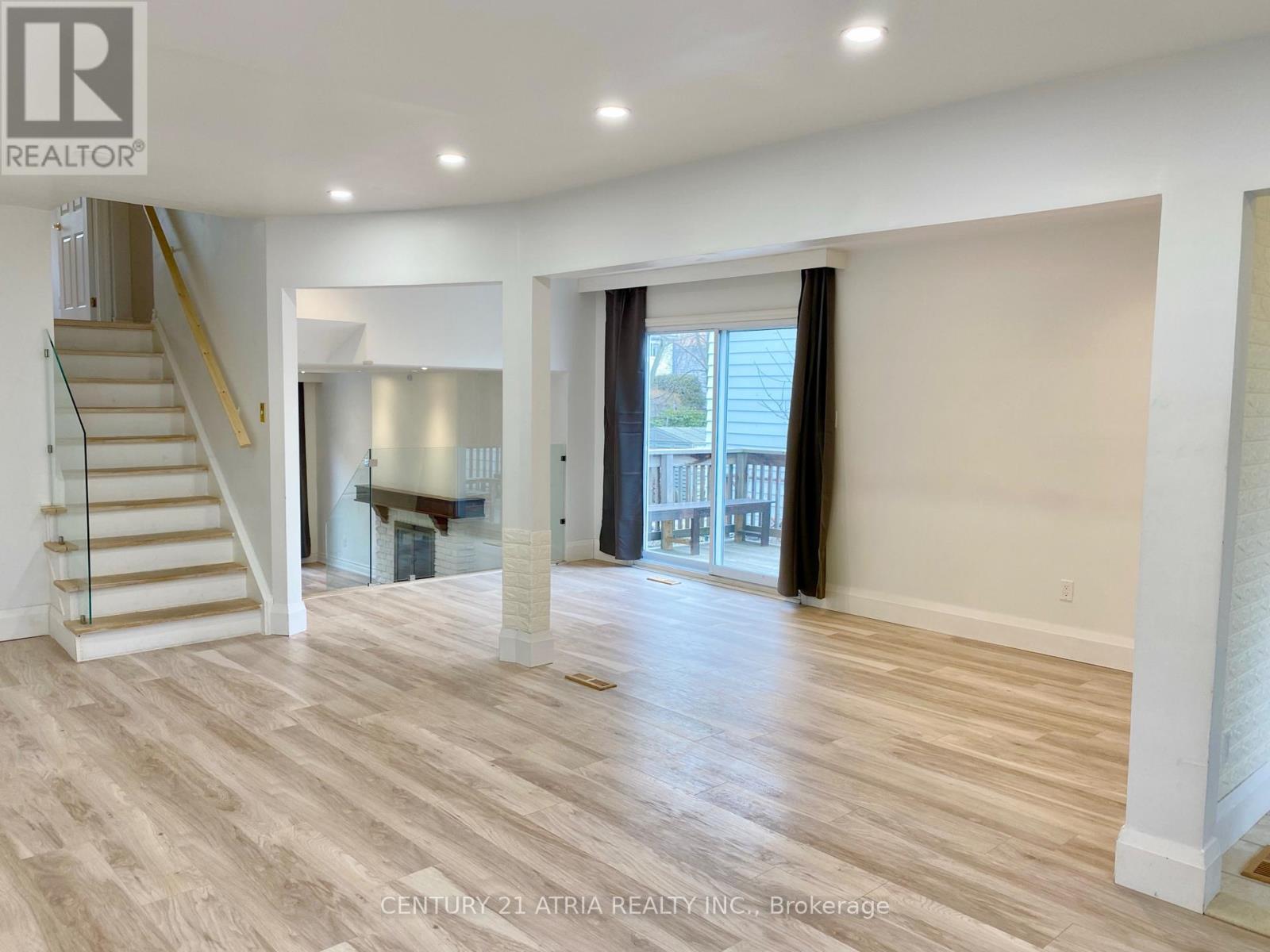 37 Springhead Gardens, Richmond Hill, Ontario  L4C 5C1 - Photo 3 - N12704962