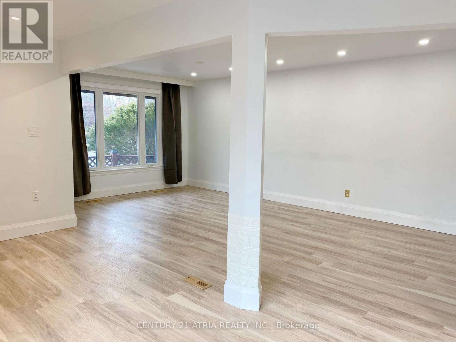 37 Springhead Gardens, Richmond Hill, Ontario  L4C 5C1 - Photo 4 - N12704962