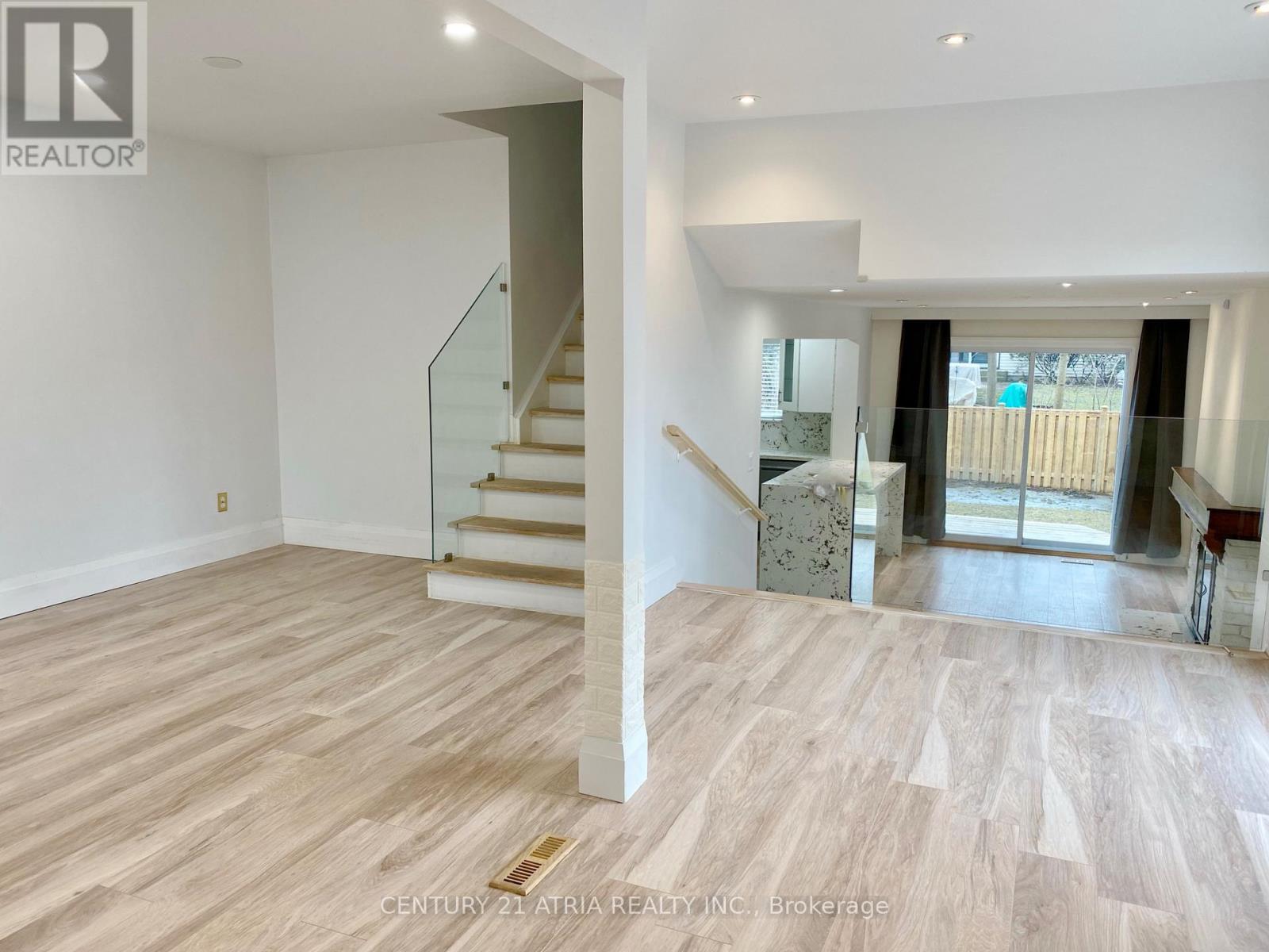 37 Springhead Gardens, Richmond Hill, Ontario  L4C 5C1 - Photo 5 - N12704962