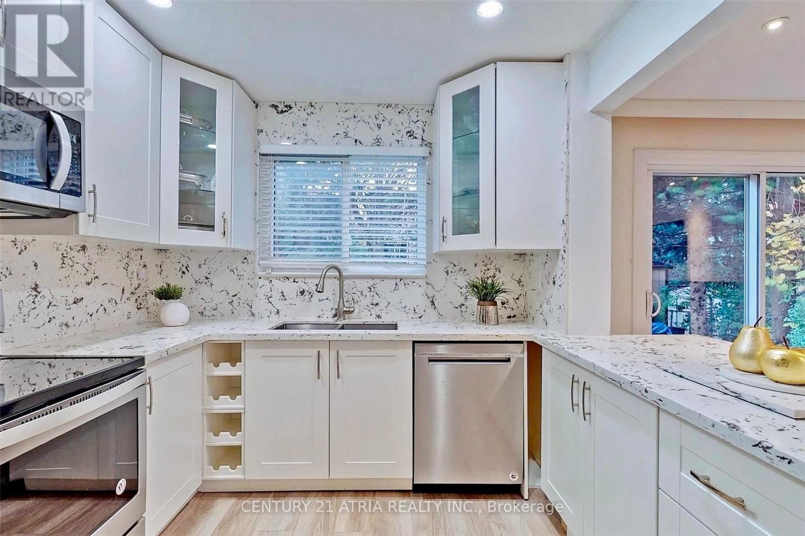 37 Springhead Gardens, Richmond Hill, Ontario  L4C 5C1 - Photo 6 - N12704962