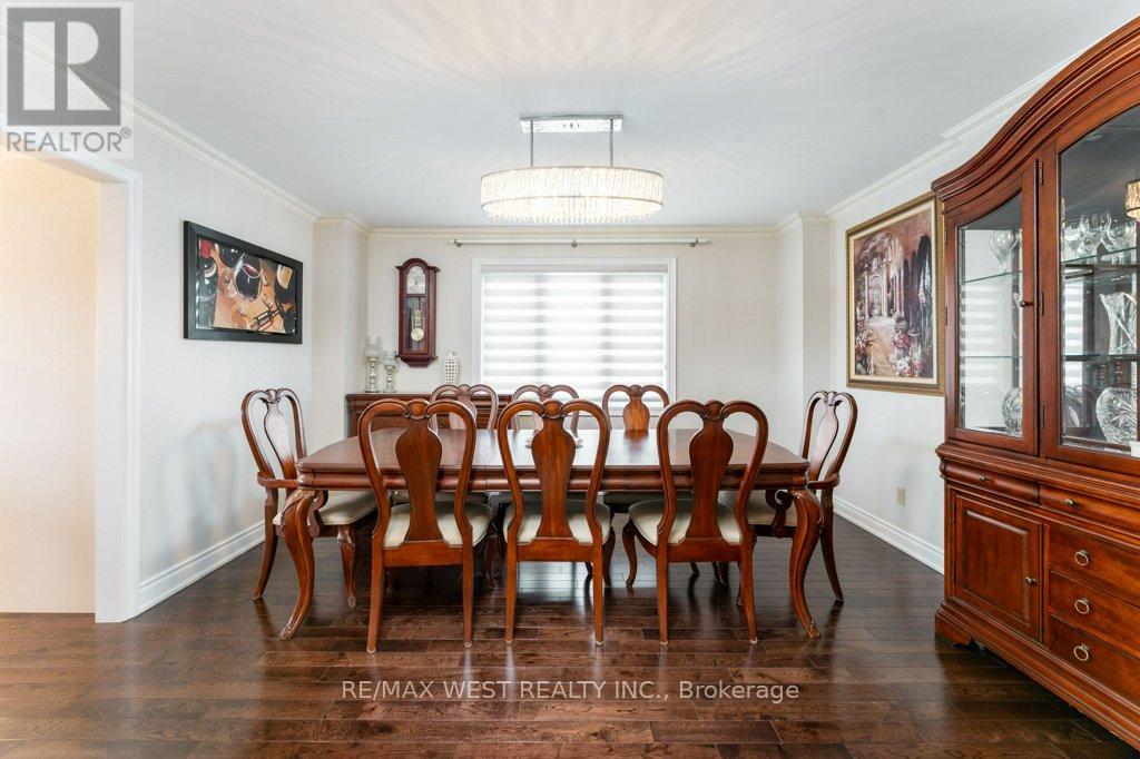 1806 Sevenoaks Drive, Mississauga, Ontario  L5K 2N2 - Photo 10 - W12705060