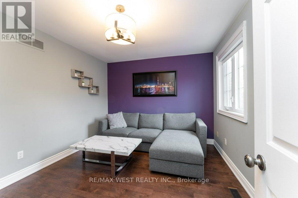 1806 Sevenoaks Drive, Mississauga, Ontario  L5K 2N2 - Photo 18 - W12705060