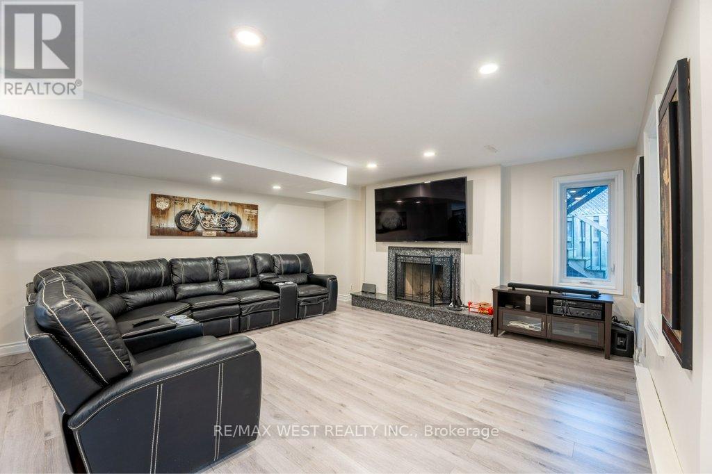 1806 Sevenoaks Drive, Mississauga, Ontario  L5K 2N2 - Photo 30 - W12705060