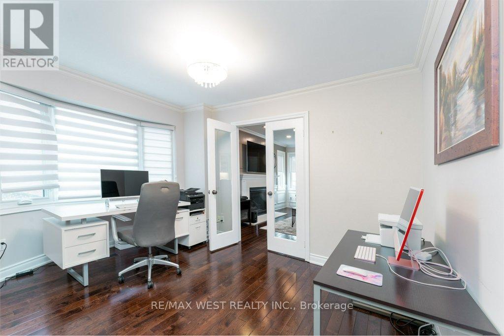 1806 Sevenoaks Drive, Mississauga, Ontario  L5K 2N2 - Photo 9 - W12705060