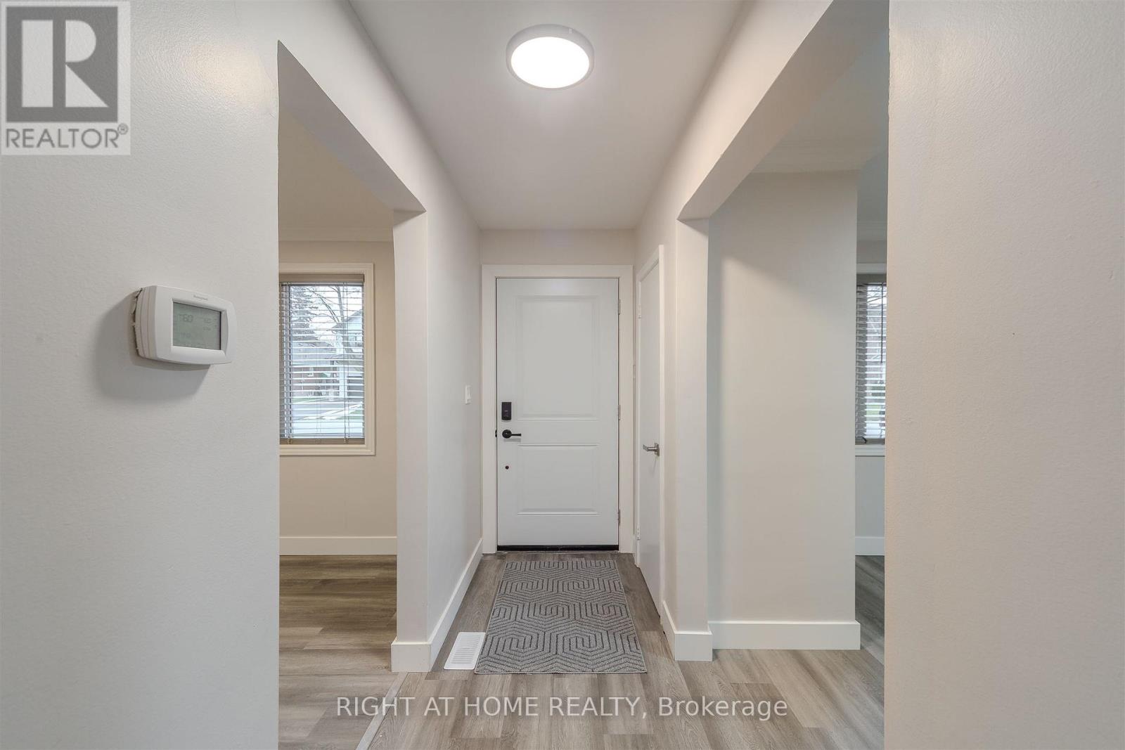 15 Elford Boulevard, Toronto, Ontario  M8Z 2L3 - Photo 5 - W12705170