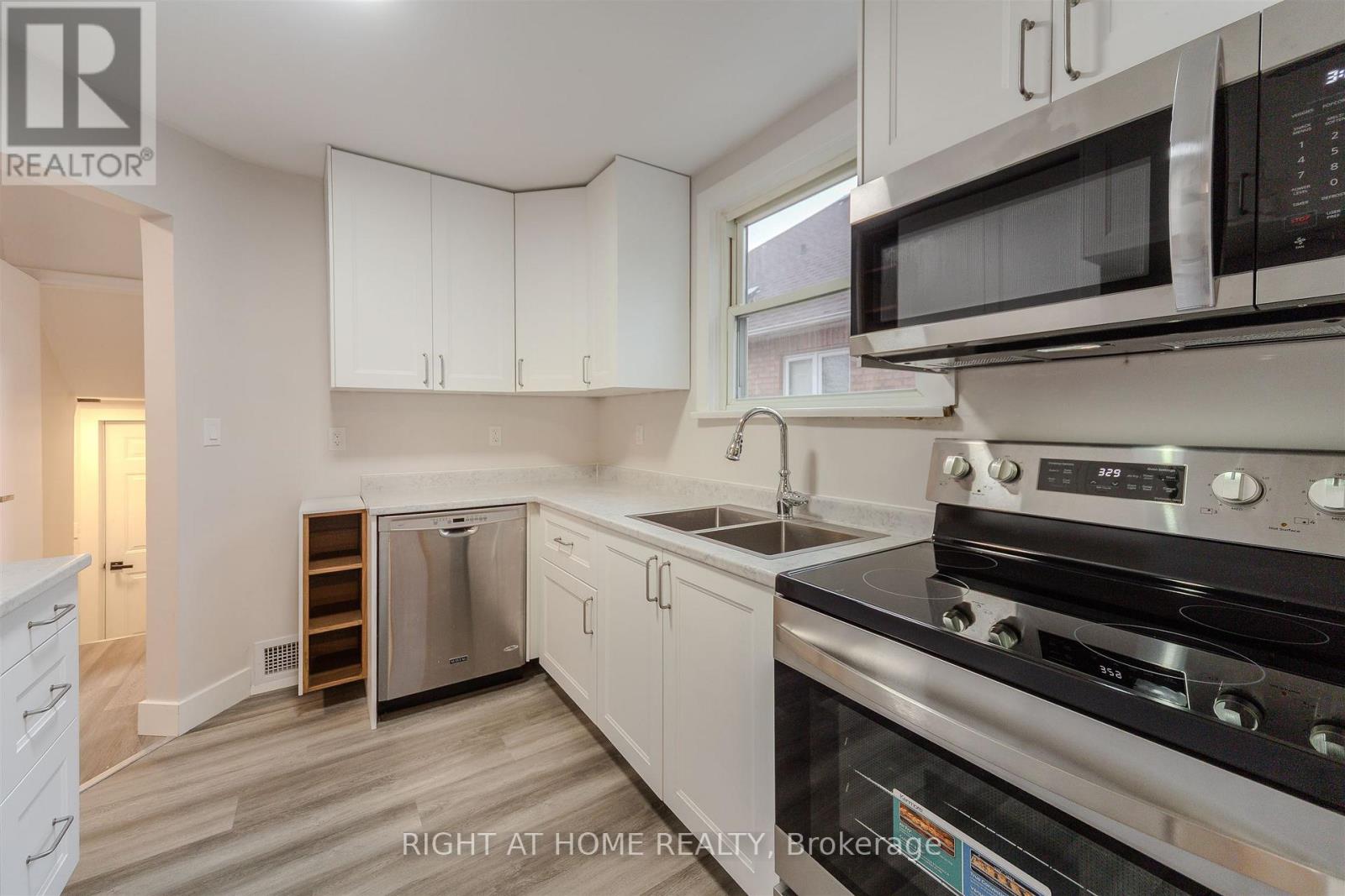 15 Elford Boulevard, Toronto, Ontario  M8Z 2L3 - Photo 6 - W12705170