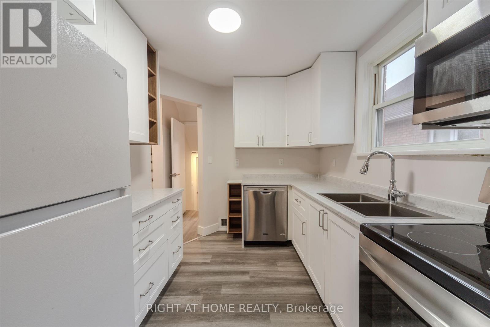 15 Elford Boulevard, Toronto, Ontario  M8Z 2L3 - Photo 7 - W12705170