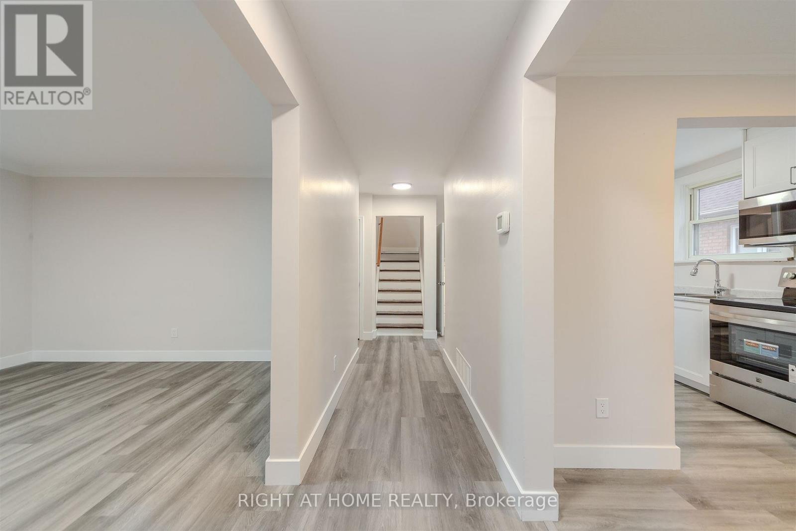 15 Elford Boulevard, Toronto, Ontario  M8Z 2L3 - Photo 9 - W12705170