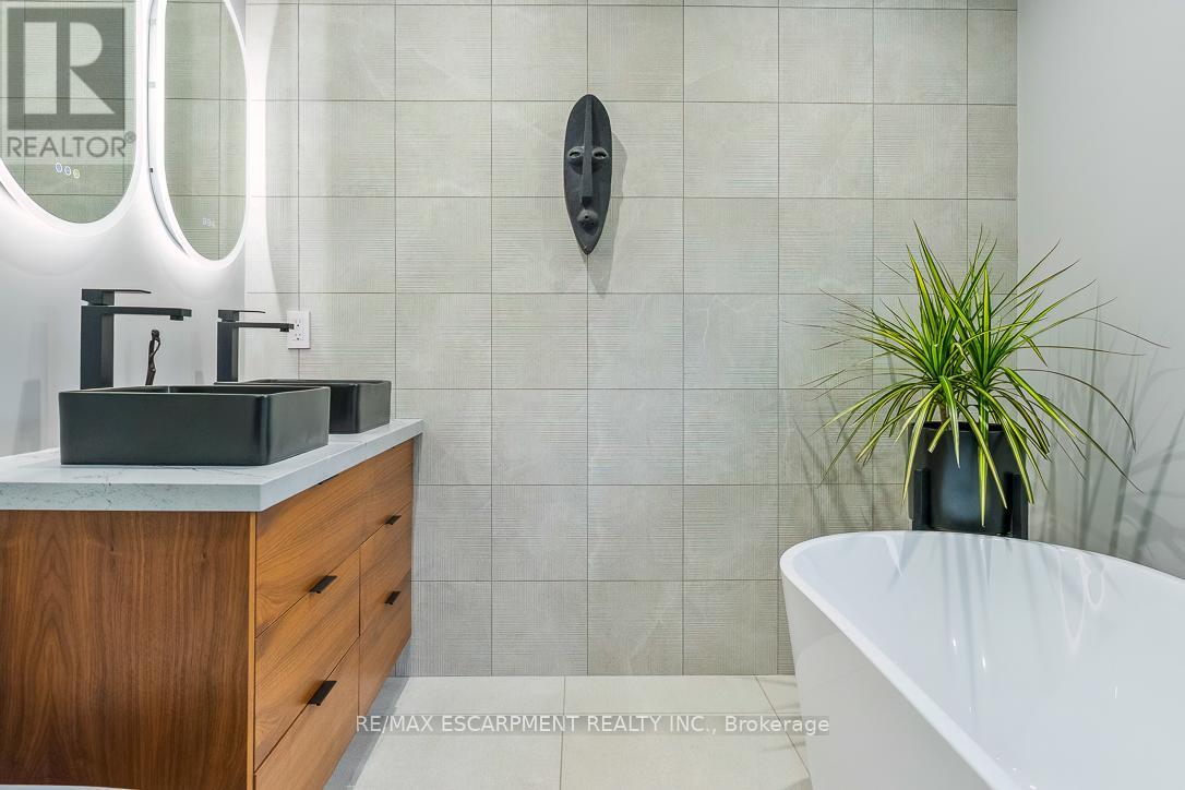 1176 Greenoaks Drive, Mississauga, Ontario  L5J 3A2 - Photo 25 - W12705206