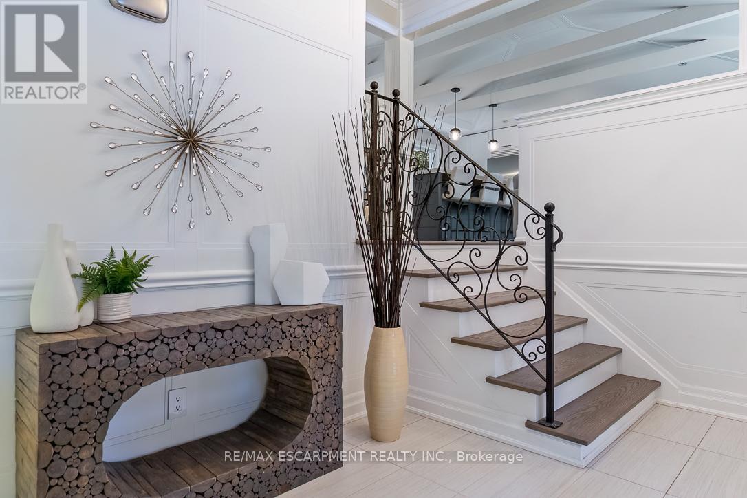 1176 Greenoaks Drive, Mississauga, Ontario  L5J 3A2 - Photo 5 - W12705206