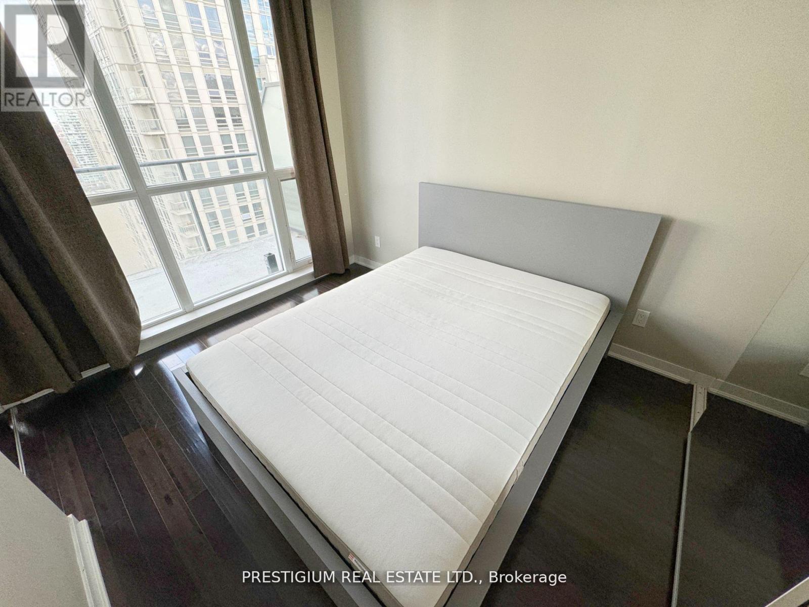 2703 - 770 Bay Street, Toronto, Ontario  M5G 0A6 - Photo 5 - C12705278