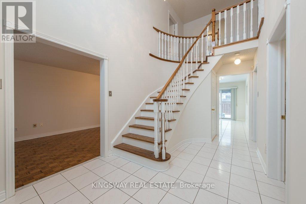 5607 Shillington Drive W, Mississauga, Ontario  L5R 3N4 - Photo 5 - W12705220