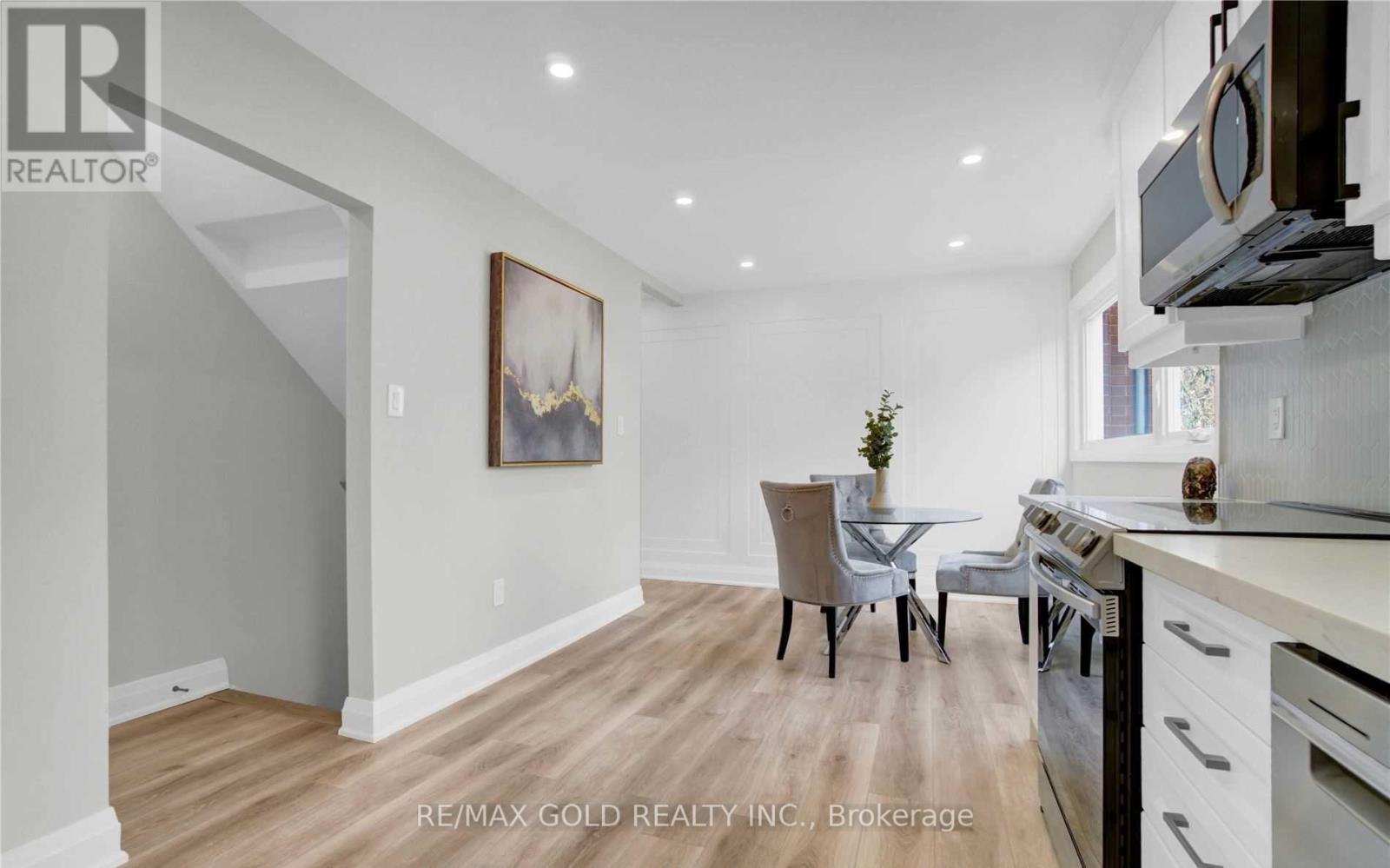 2404 Maryvale Court, Burlington, Ontario  L7P 2P2 - Photo 11 - W12705264